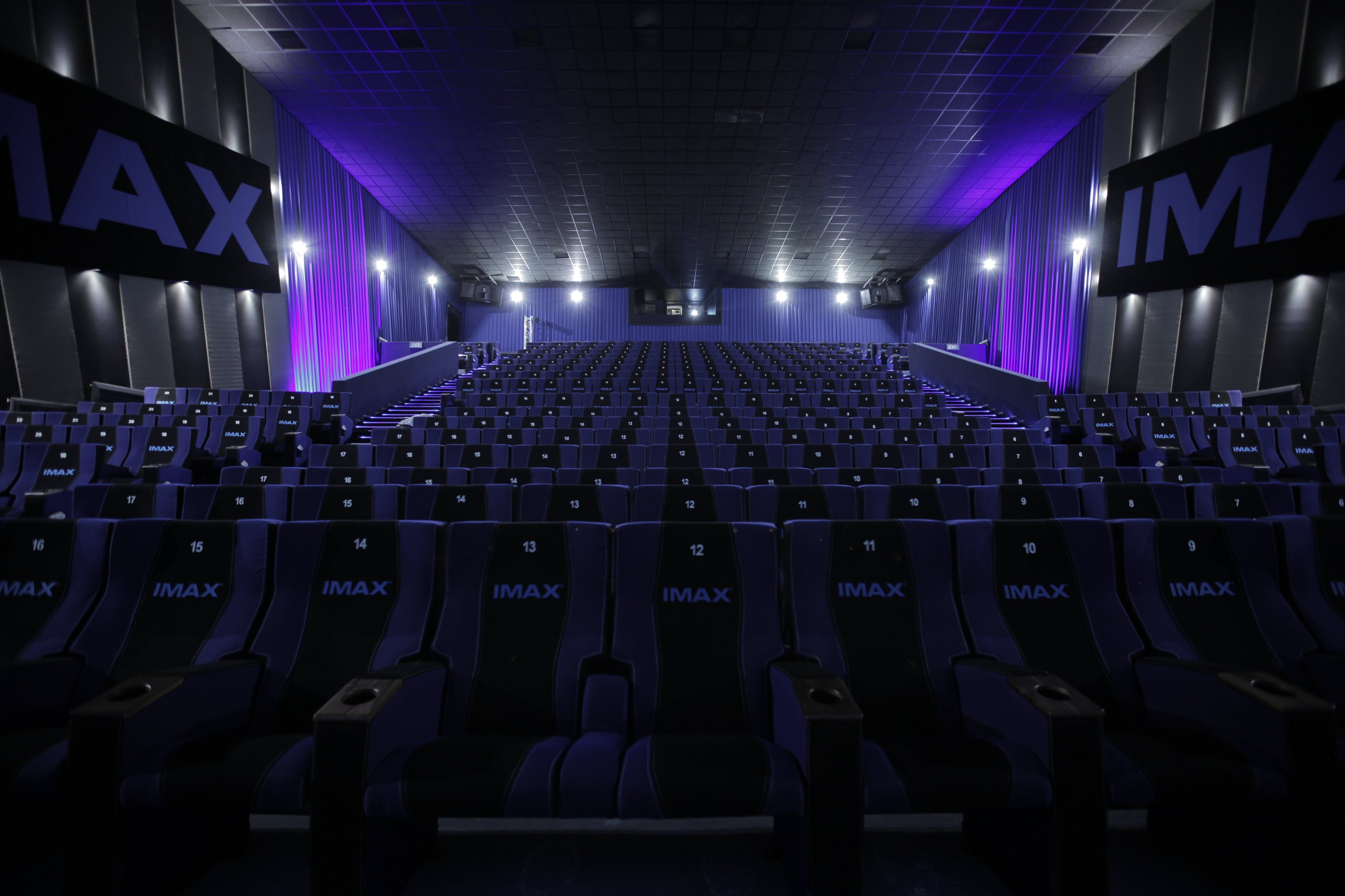 Кинотеатр с самым большим экраном. IMAX Капитолий Химки. Nescafe IMAX кинотеатр. Зал IMAX Капитолий. Кинотеатр в Химках аймакс.